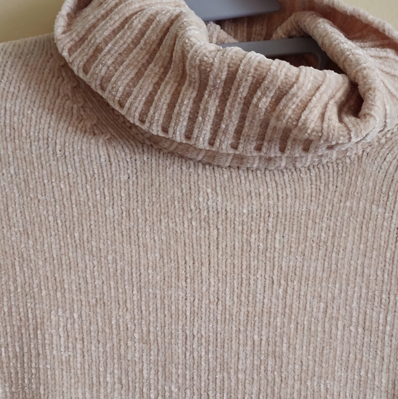 Forever 21 Cream Chenille Turtle Neck Sweater Size Medium - Picture 2 of 6